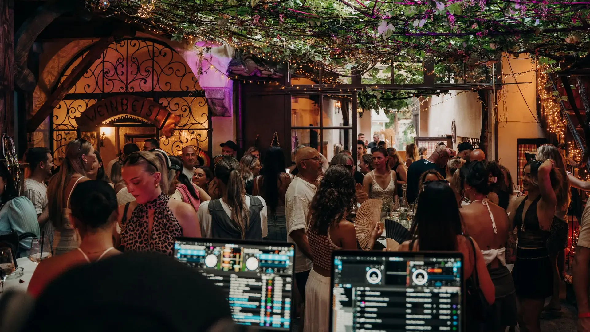 Blick vom DJ-Pult in den Innenhof des Weinbeisl Deggendorf