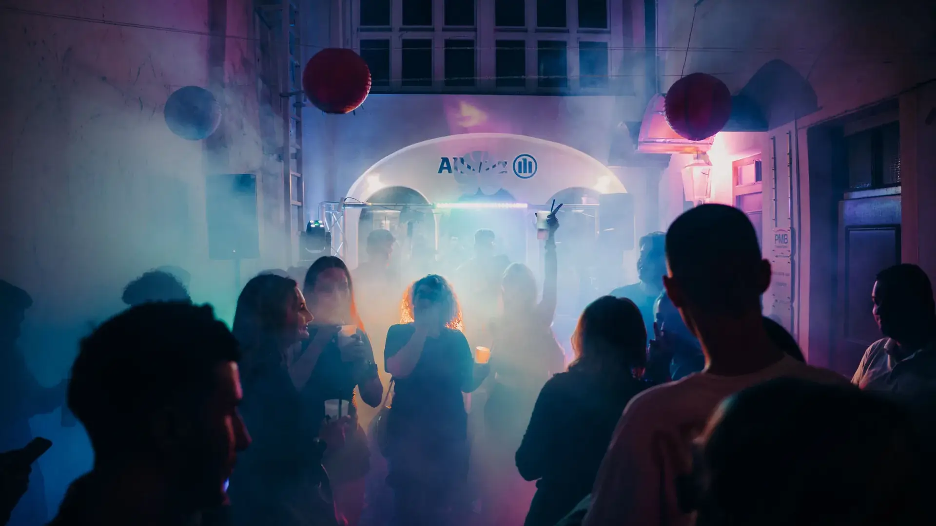 Menge im blauen Nebel beim Baila Verde Pop-up im Maximilian Straubing
